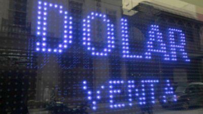 Las 4 causas que llevaron al d�lar blue a su r�cord hist�rico