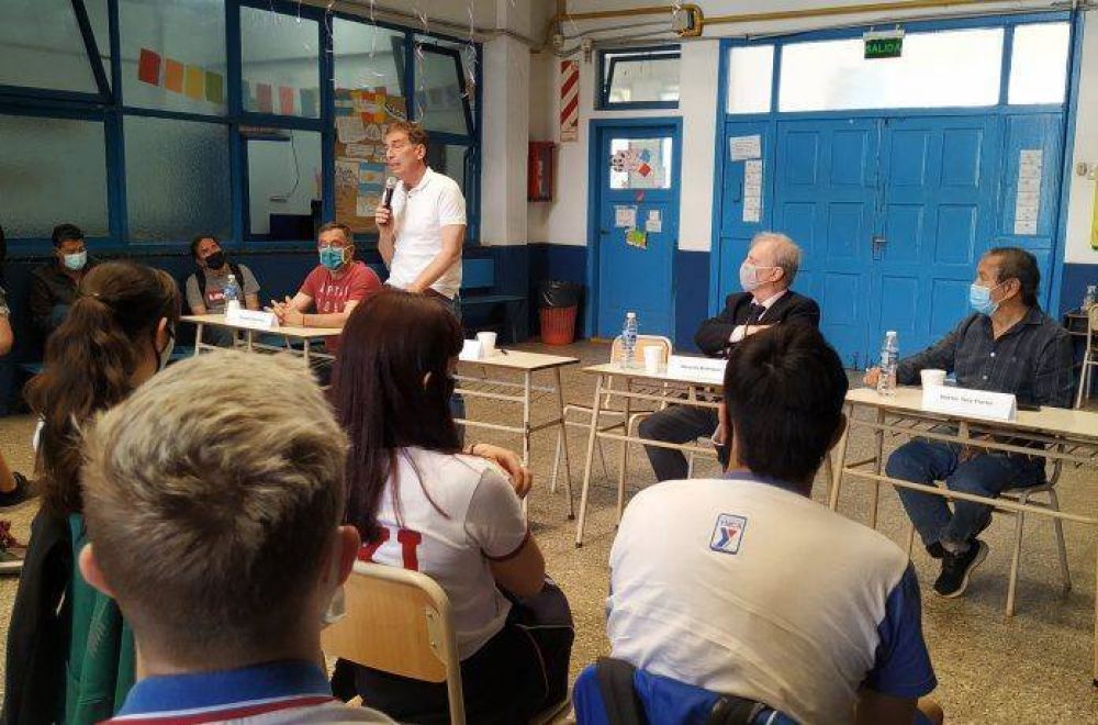 Diego Santilli, en escuelas buscando el voto joven en La Matanza