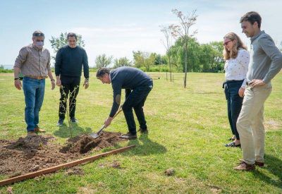 La Embajada del Reino Unido don� �rboles a San Isidro