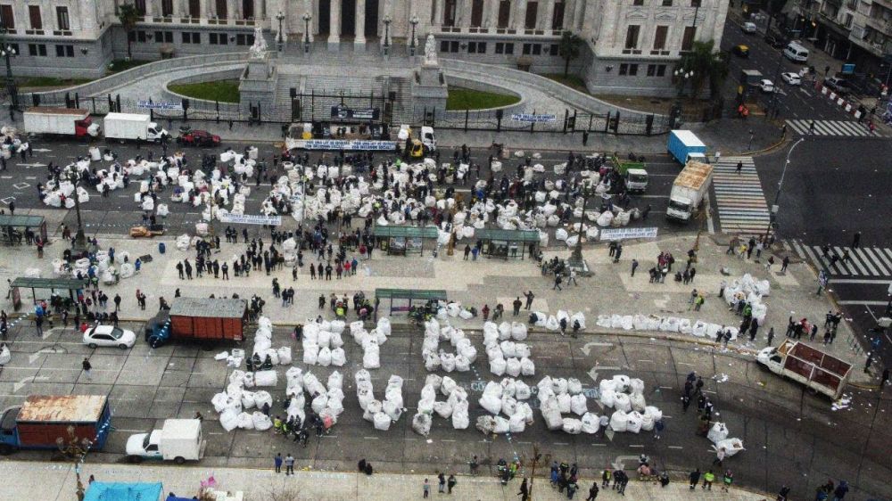 Anuncian la marcha cartonera ms grande del mundo al Congreso para presentar proyecto de Ley de Envases