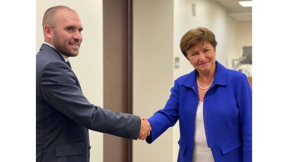 Guzm�n ya vuela rumbo a Roma y el FMI insiste en una reforma laboral