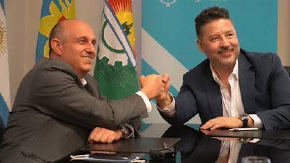 Gustavo Menndez y Alexis Guerrera firmaron convenios para la mejora del transporte en Merlo