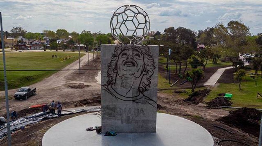 Inauguraron el monumento a Diego Maradona en Santa Clara del Mar