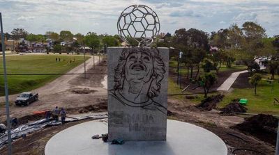 Inauguraron el monumento a Diego Maradona en Santa Clara del Mar