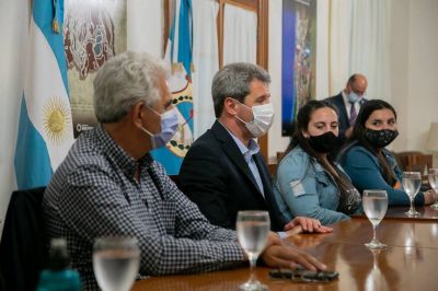 El gobernador Uñac y el diputado Allende recibieron a jóvenes cuyos padres fallecieron por la pandemia