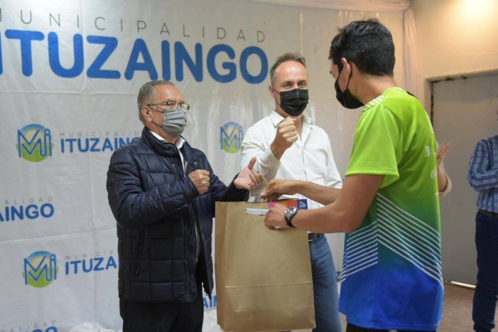 Descalzo y Piana participaron de la entrega de indumentaria deportiva para los 24 finalistas de los Juegos Bonaerenses 2021