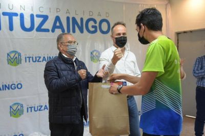 Descalzo y Piana participaron de la entrega de indumentaria deportiva para los 24 finalistas de los Juegos Bonaerenses 2021