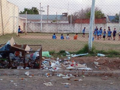 Reclaman que limpien un basural a metros de una escuelita de f�tbol