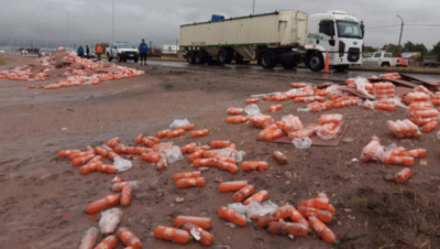 Un cami�n que transportaba gaseosas perdi� parte de su carga