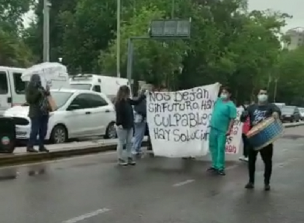 Trabajadores del Sanatorio Modelo Estrella protestaron frente al PAMI de Escalada