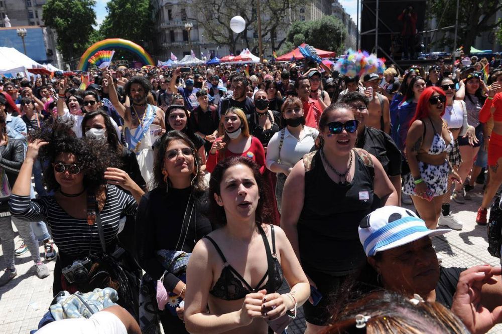 Multitudinaria Marcha del Orgullo, para celebrar las conquistas y reclamar por la Ley Integral Trans