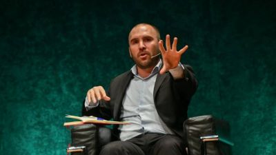 La emisi�n roza los nueve millones por minuto y acelera las proyecciones de inflaci�n