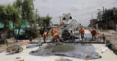 Realizan más obras de pavimentación y desagües en los barrios lomenses