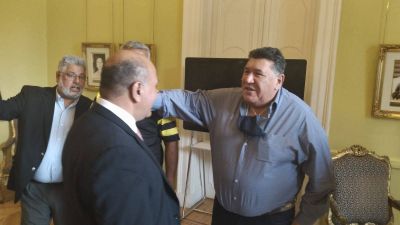 Manzur recibió a los taxistas y se comprometió a «ir fondo contra las aplicaciones que no tributan en Argentina»