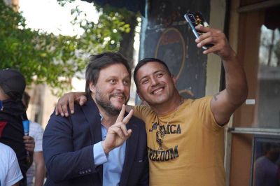 Santoro terminó su campaña en Pompeya: diálogo con vecinos, choripán y selfies