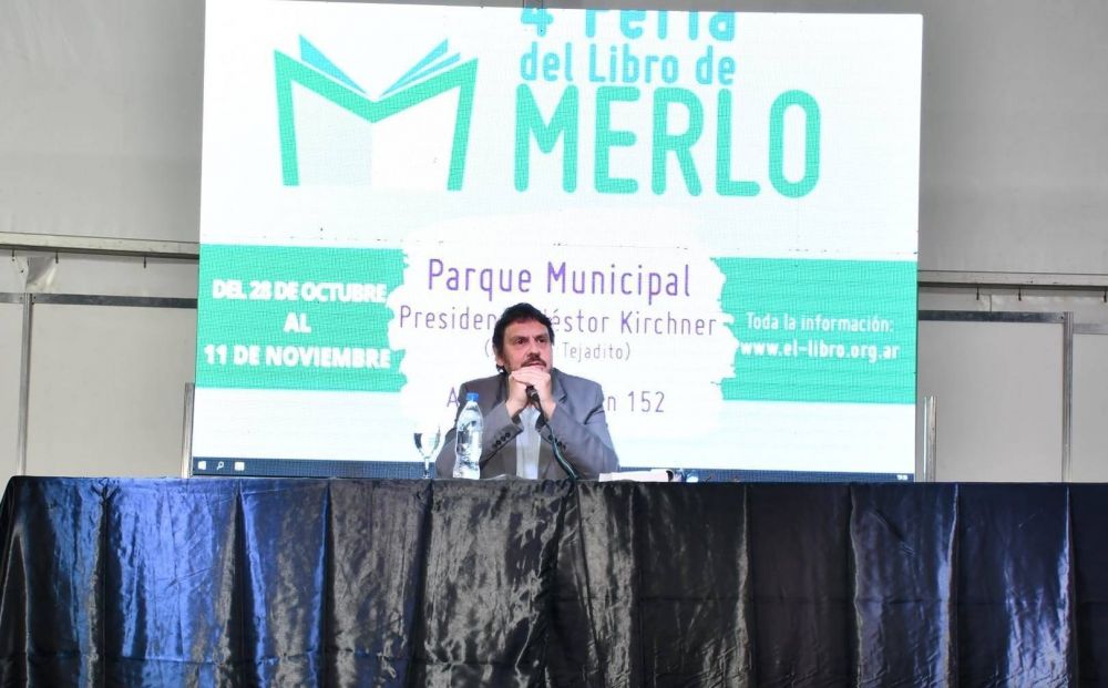 Felipe Pigna visit la Feria del Libro de Merlo
