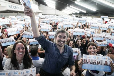  Mayra Mendoza junto a Máximo Kirchner en el cierre de campaña del Frente de Todos Quilmes
