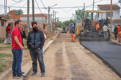 Contin�an las obras de asfalto en el barrio Vitramu II