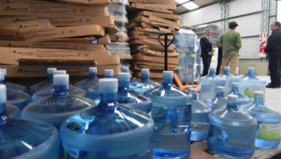 Arcioni visit� una planta embotelladora de agua de manantial en Ricardo Rojas