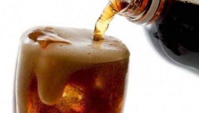¿Qué riesgos tiene consumir bebidas azucaradas en exceso?