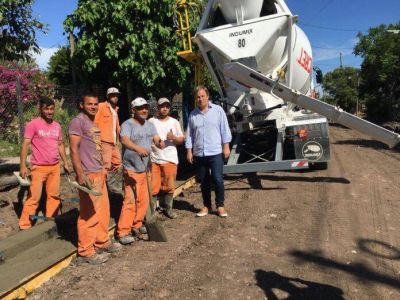 Cascallares recorrió obras de pavimentación en las localidades brownianas