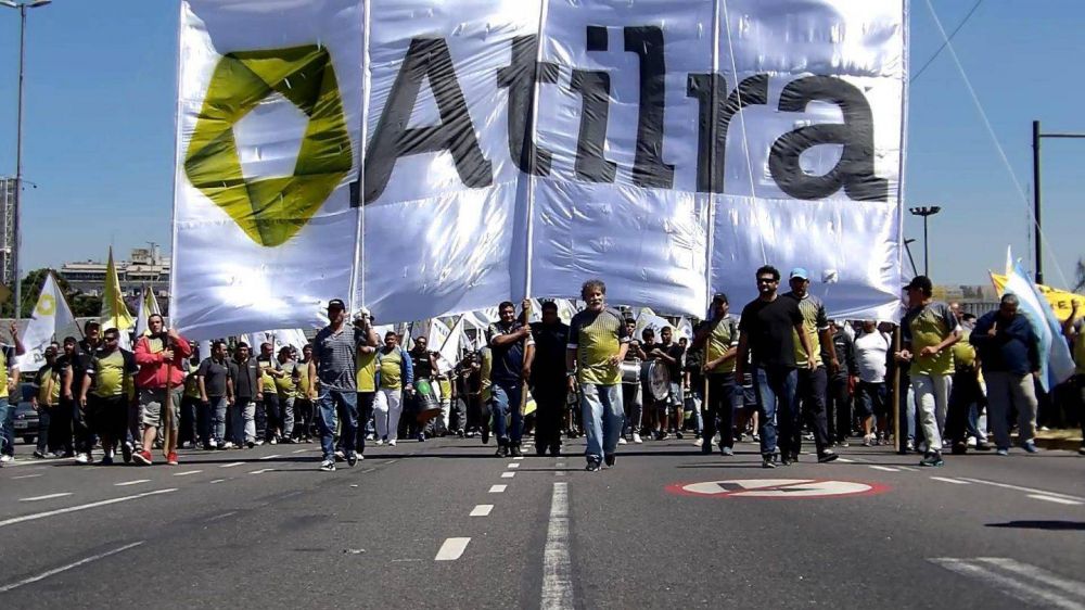 Atilra: los trabajadores lecheros cerraron la paritaria anual en 50% más un bono de $20.000 en cuotas