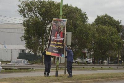 Campana: Personal municipal retira la cartelería electoral de la vía pública