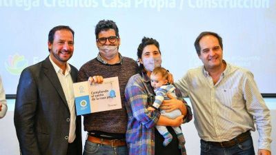 Programa Casa Propia: Ariel Sujarchuk y Santiago Maggiotti entregaron cr�ditos para la construcci�n de viviendas