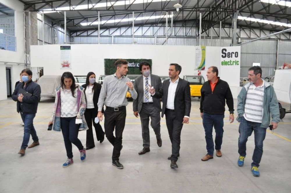 Lucas Ghi y Juan Cabandi visitaron una fbrica de autos elctricos de Castelar