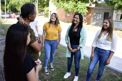 Noelia Correa visit� el barrio 