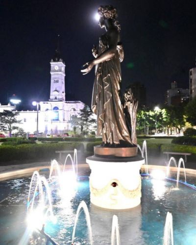 En la previa al aniversario de La Plata, renovaron toda la luminaria de plaza Moreno