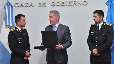 Arcioni entreg reconocimientos a Miguel Gmez y Nstor Gmez Ocampo por el trabajo desarrollado al frente de la Polica del Chubut