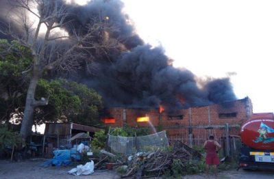 Incendio en el Galpón de Melgar: Bomberos trabajó durante la madrugada