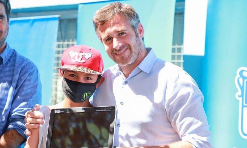 Achval: Queremos que todos los alumnos tengan el derecho a su primera computadora