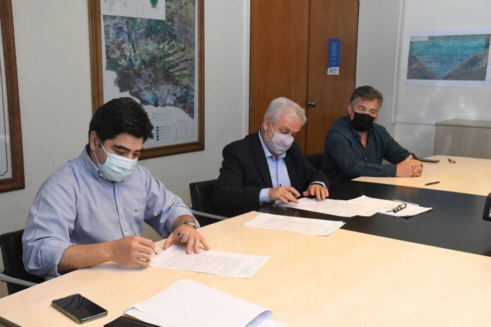 Firmaron el contrato para una obra de agua y desagües en Villa del Busto