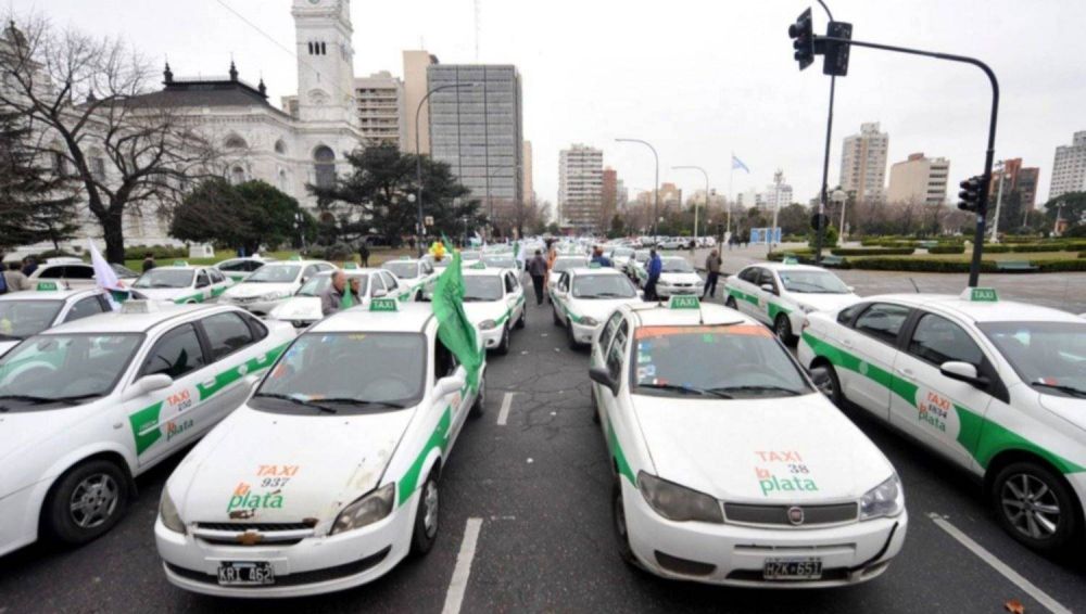 Piden nueva tarifa nocturna para taxis en La Plata