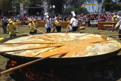 Proponen declarar como Provincial a la “Fiesta de la Omelette Gigante”