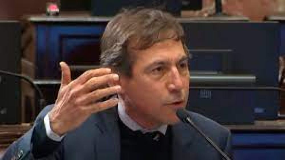 Naidenoff reelige como jefe de la UCR en el Senado y Cornejo pide el interbloque
