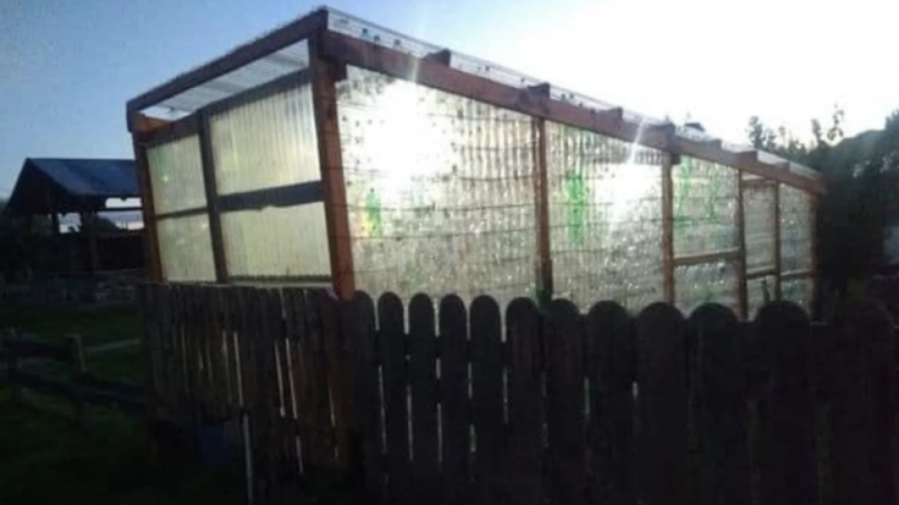 Vecinos de Esquel construyeron un invernaculo con material del Eco canje