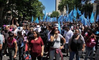 Masiva protesta de Barrios de Pie en reclamo de trabajo y canastas navide�as