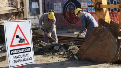 Obras de renovaci�n de la red secundaria de agua en Lan�s Centro y Remedios de Escalada