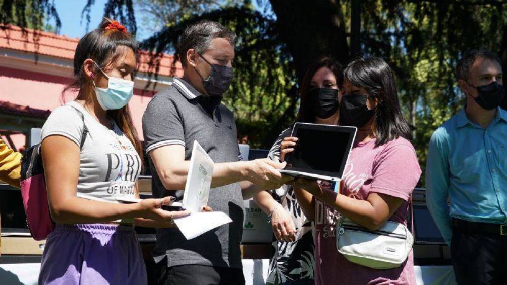 Gray entreg 1140 netbooks para alumnos de ltimo ao de secundaria