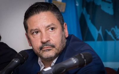Merlo: Gustavo Men�ndez pidi� licencia y su hermana Karina es la nueva intendenta
