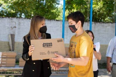 Dulce Granados encabezó una entrega de netbooks a alumnos de la escuela N° 21 de La Unión