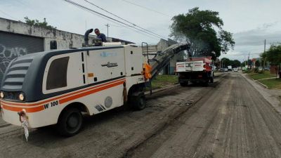 El Municipio de Gral Pueyrred�n realiza tareas de mantenimiento y arreglo de calles en Bernardino Rivadavia