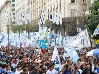 Entretelones y mensajes del kirchnerismo: La Cámpora copó la Plaza de Mayo y desplazó a los movimientos sociales oficialistas