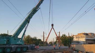 Paso bajo nivel de San Mart�n en Burzaco: colocaron dos puentes ferroviarios de 200 toneladas y circulan las formaciones del Tren Roca