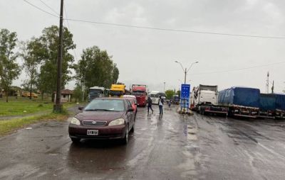 Tras casi dos años, vehículos vuelven a cruzar a la Argentina Por Alberdi y Puerto Falcón