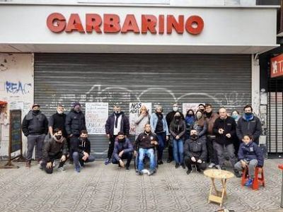 Personal despedido de Garbarino anunció que tomarán sucursales que reabran