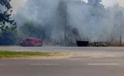 La quema ilegal de un basural provocó un incendio forestal en Ruta 2
